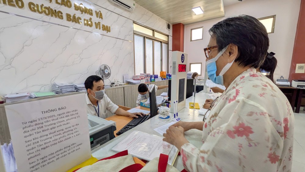 Les citoyens n'ont plus a se deplacer loin pour effectuer des procedures administratives transfrontalieres a Ho Chi Minh-Ville