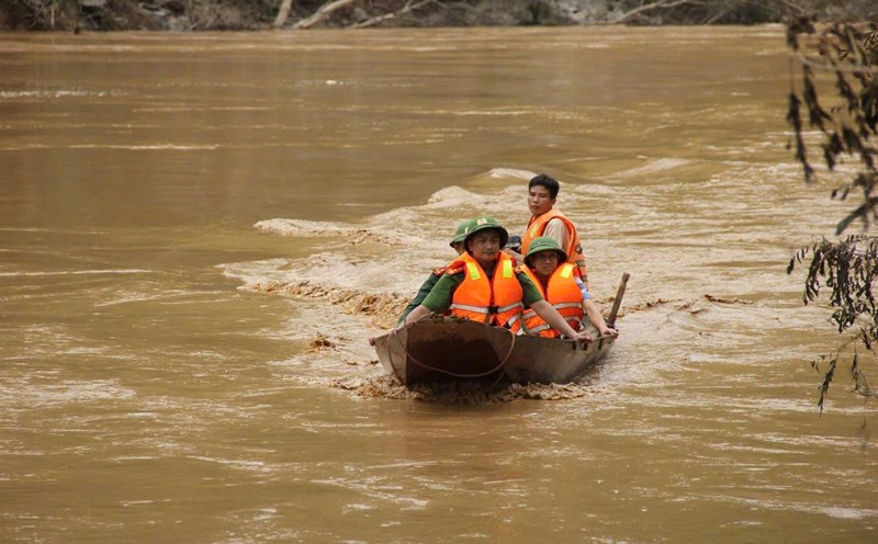 Luong Minh Commune Police (Nghe An) organized river crossing and provided supplies to people in 4 isolated villages. Photo: Pham Chung