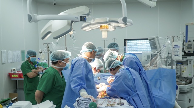 The medical team directly performed liver transplant surgery for patients at Military Hospital 175. Photo: Provided by the hospital