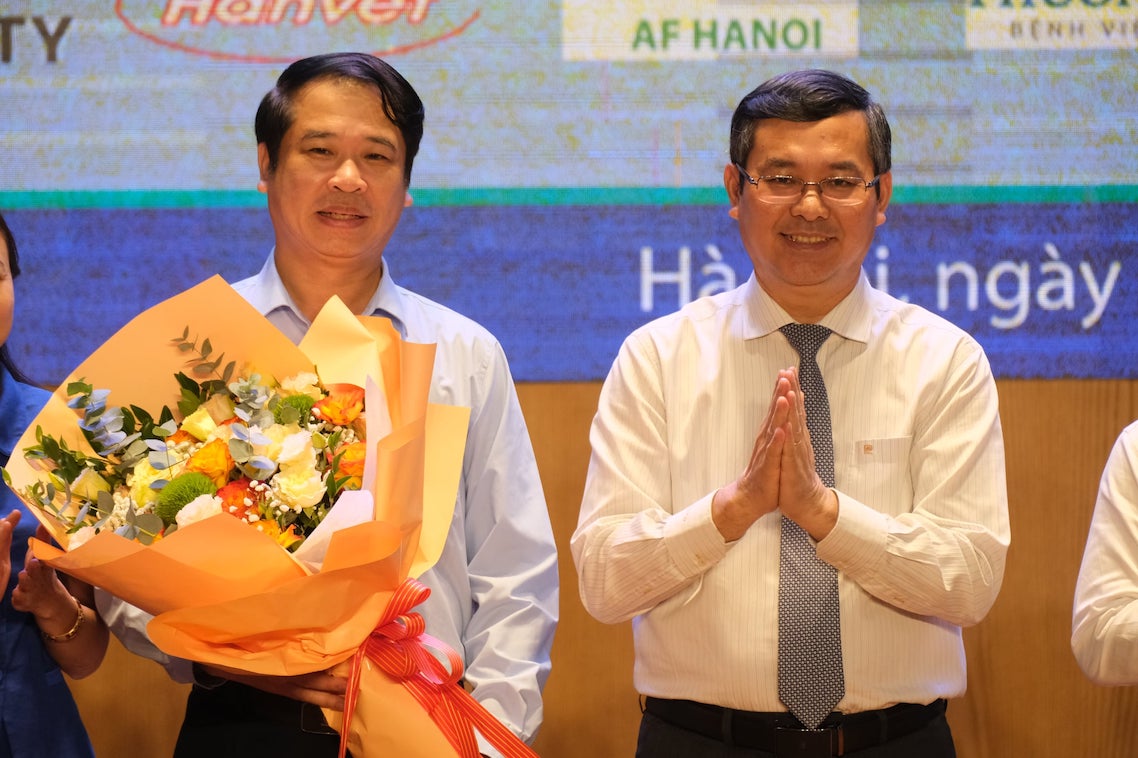 Thu truong Nguyen Van Phuc tang hoa chuc mung cac mang luoi. Anh: Van Trang