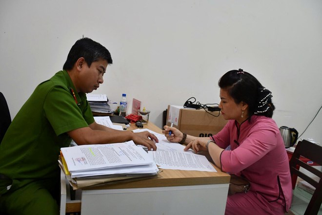 Bao mãu Nguyen Thi Quyen at the investigation agency. Photo: Quang Ngai Police