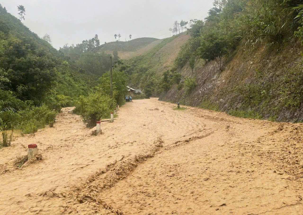 Dom Cang에서 Pung Banh 면(Son La 성)까지의 교통로가 폭우로 인해 깊이 침수되었습니다. 사진: Dieu Anh