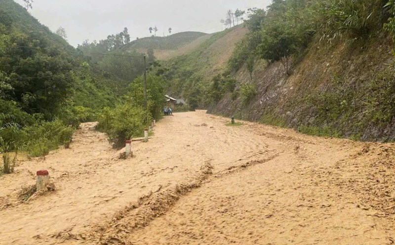 The traffic route from Dam Cang to Pung Banh commune (Son La province) was deeply submerged in water due to floods. Photo: Dieu Anh