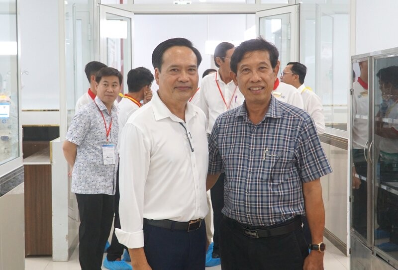 Pho Giam doc So Y te Ca Mau Pham Van Tung cung Bac si Pham Thanh Vu – Chu tich Hoi dong quan tri - Tong Giam doc Benh vien Da khoa Thanh Vu Medic Bac Lieu kiem tra Khu chay than - loc mau. Anh: Nhat Ho