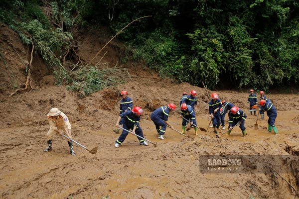 ディエンビエン省は約500人を動員して洪水被害を復旧させました。写真:クアン・ダット