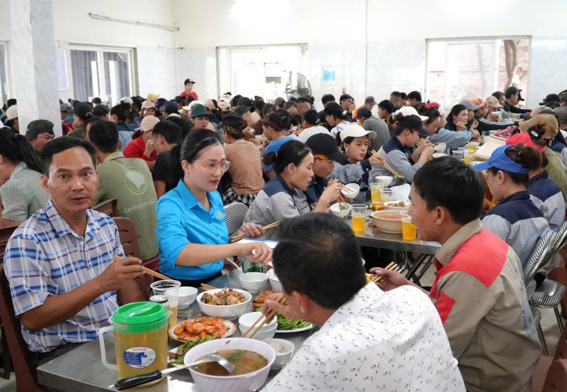 Quang Tri에서 노동자들에게 제공되는 노동조합 점심 식사. 사진: Van Hung