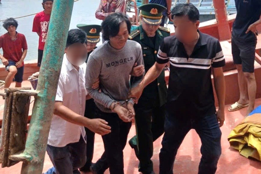 수배 대상이 어선에 숨어 있다가 기능 부대에 의해 발견되어 체포되었습니다. 사진: BDBP