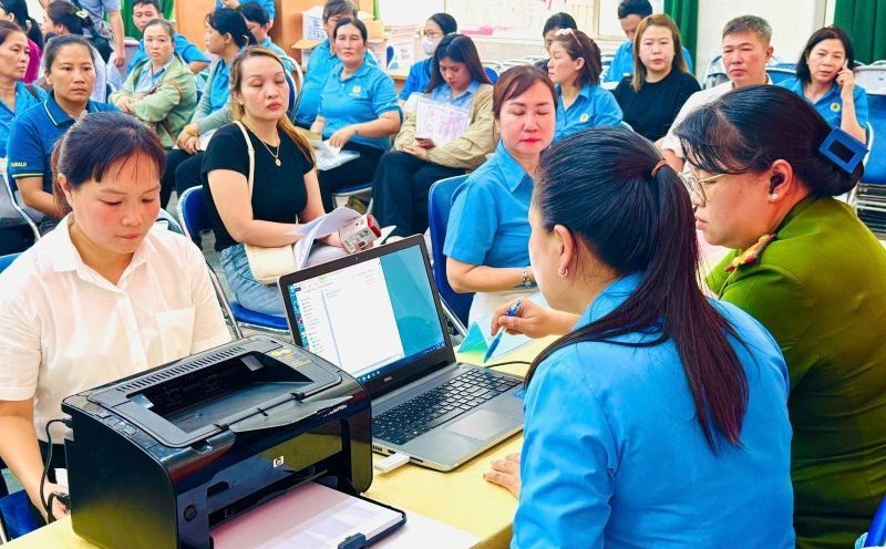 The Phu Dinh Ward Trade Union, Ho Chi Minh City, in coordination with the Department of Administrative Management of Social Order, Ho Chi Minh City Police, supports grassroots trade unions in renewing and changing seals. Photo: Duc Long