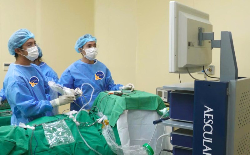 The doctor operated on a patient with blurred vision and headache due to a squid tumor. Photo: Provided by the unit