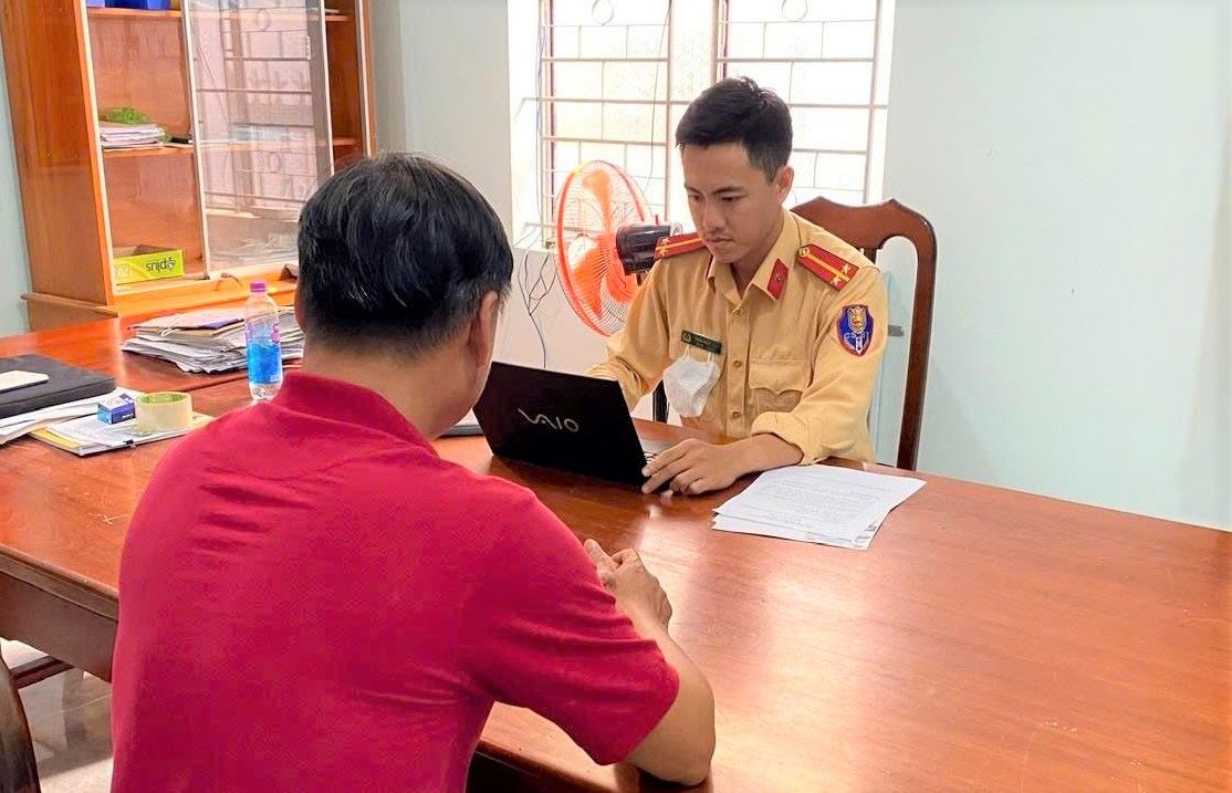 Khanh Hoa省の管轄当局がKhanh Le峠を横断する自動車の運転手と協力しています。写真:Khanh Hoa交通警察署.