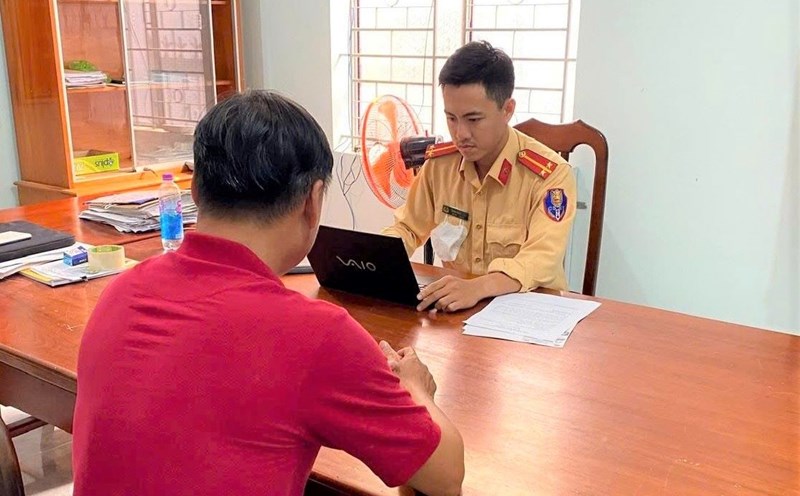 Khanh Hoa provincial authorities work with the car driver who recklessly overtook on Khanh Le Pass. Photo: Khanh Hoa Traffic Police Department.