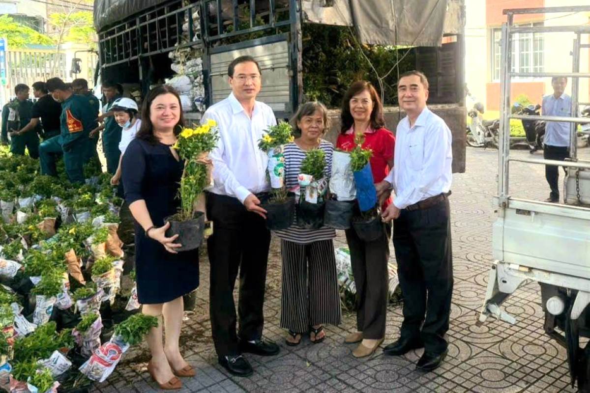El Sr. Nguyen Tan Ban - Secretario del barrio de Vung Tau (segundo desde la izquierda) entrega 2.000 arboles de huynh anh al Comite MTTQ del barrio. Foto: UBMTTQ phuong Vung Tau