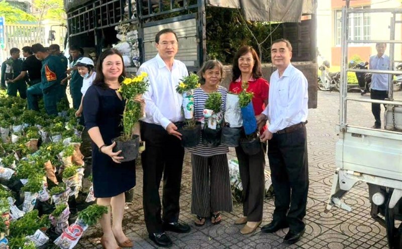 Mr. Nguyen Tan Ban - Secretary of Vung Tau Ward (2nd from left) handed over 2,000 Huynh Hoa trees to the Ward Fatherland Front Committee. Photo: Vung Tau Ward Fatherland Front Committee