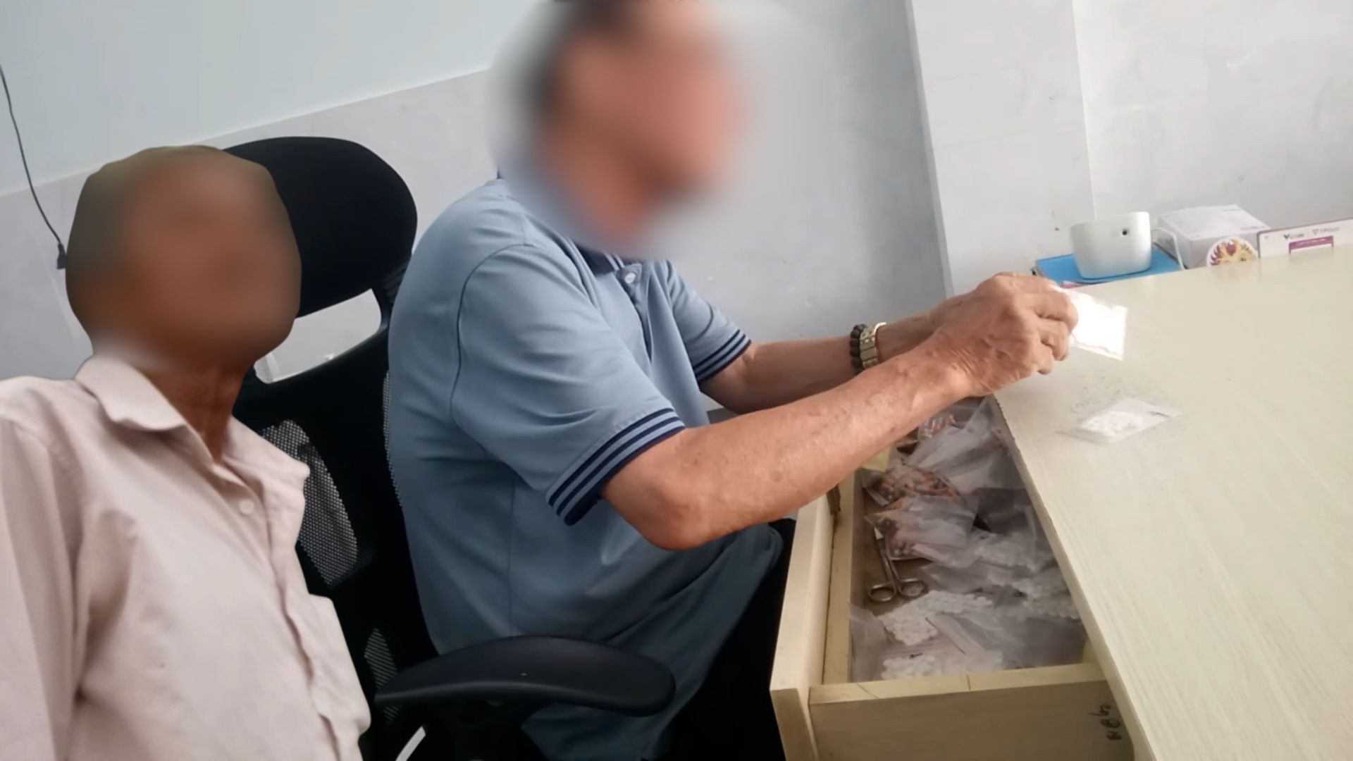 トリガーは、患者を病院に任せるのではなく、患者を以前に接続していた外部診療所に連れて行きました。写真：Lao Dong新聞記者