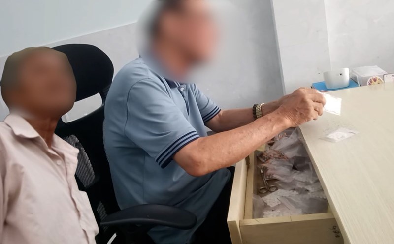 The subject guided the patient to the outside clinics that they had connected to before, instead of letting the patient go to the hospital for examination. Photo: Reporter of Lao Dong Newspaper
