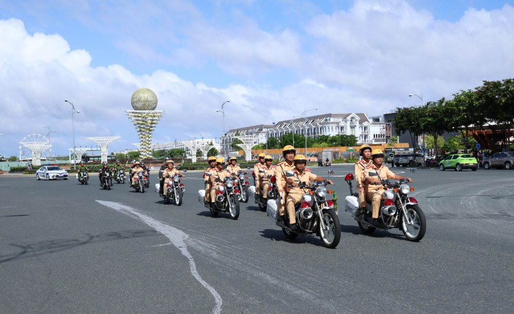 州警察​​は、攻撃し、犯罪者を抑制し、セキュリティと秩序を確保するために、ピークの立ち上げ式の後、ラッハギアの中央道路を行進しました。写真：Tien Dung