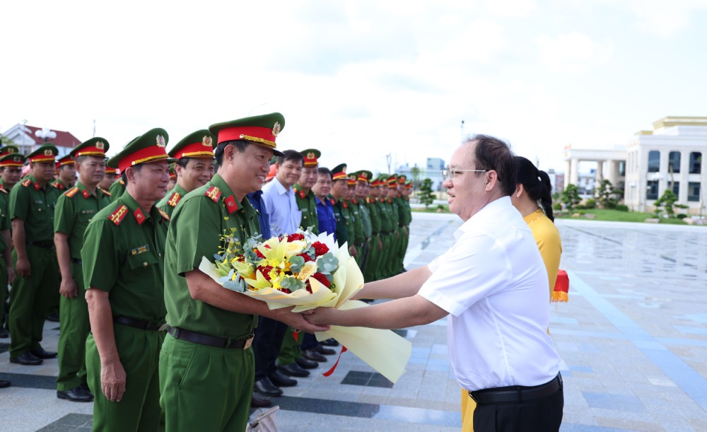 Dong chi Nguyen Thanh Phong, Pho Chu tich Thuong truc UBND tinh tang hoa chuc mung, dong vien luc luong Cong an toan tinh. Anh: Tien Dung 