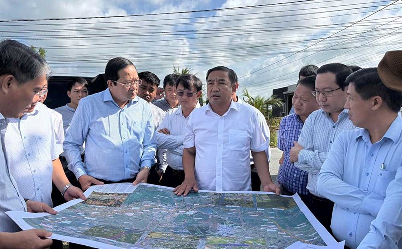 Vice Chairman of Tay Ninh Provincial People's Committee Nguyen Minh Lam and leaders of departments and branches directly surveyed the route and locations planned for resettlement for the Ho Chi Minh City Ring Road 4 project. Photo: Ngoc Linh