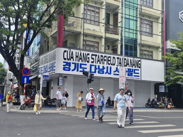 La ciudad de Da Nang esta endureciendo la gestion y tratando estrictamente la situacion de la manipulacion y el 'cocheo' de turistas para proteger la imagen de una ciudad turistica civilizada. Foto: Thu Giang