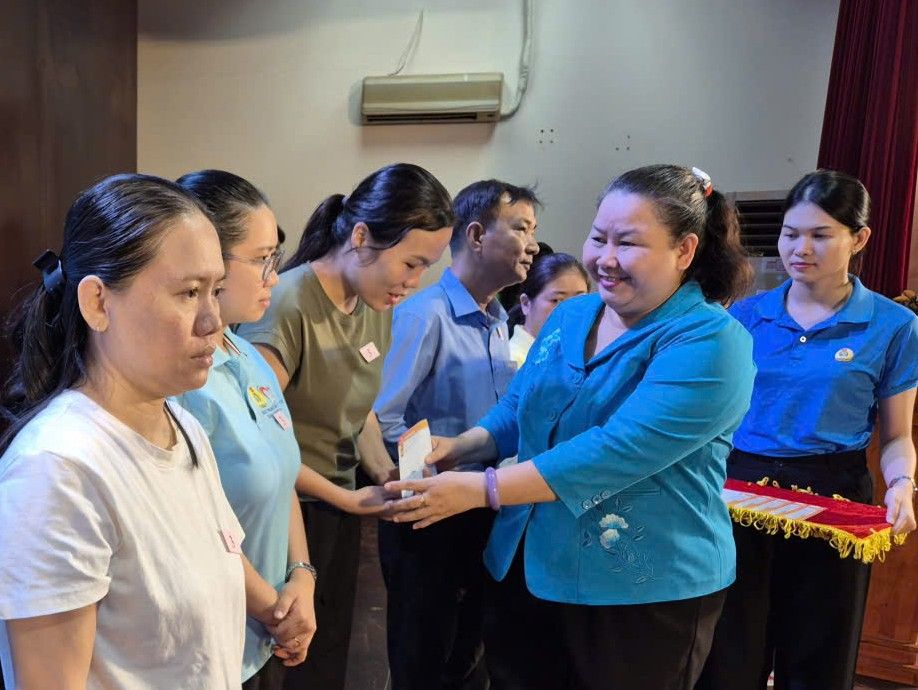 Le Thi Kim Thuy 여사 - 호치민시 노동총연맹 부위원장 - 조합원 간부 간부 어려운 상황에 처한 노동자에게 선물 증정. 사진: Nam Duong