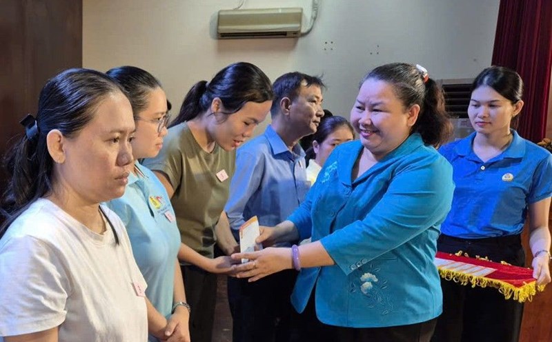 Ms. Le Thi Kim Thuy - Vice President of the Ho Chi Minh City Labor Federation - presented gifts to union members, union officials, and workers in difficult circumstances. Photo: Nam Duong