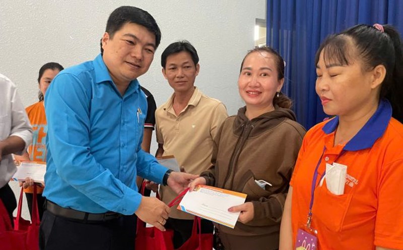 Mr. Nguyen Tan Dat - Vice President of the Ho Chi Minh City Labor Federation presented gifts to workers. Photo: Dinh Trong