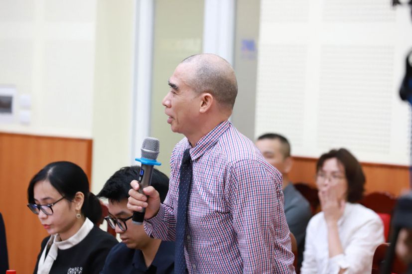 응우옌 트엉 랑 부교수 겸 박사 - 국립경제대학교 무역 및 국제 경제 연구소의 고위 강사 - 는 국가 기관에는 여전히 많은 일자리가 있다고 말했습니다. 사진: 판 안