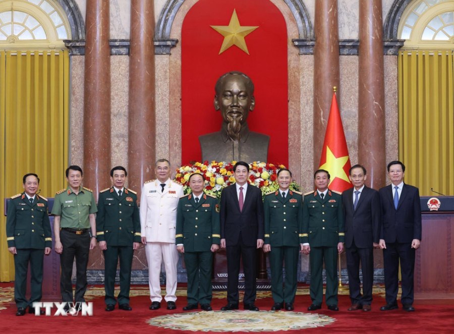 간부 정치국 위원 국가 주석 Luong Cuong 간부 군 장교 경찰과 함께 간부 국가 지도자가 상장으로 승진했습니다. 사진: Lam Khanh/TTXVN