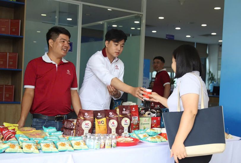시민들은 하노이 Tay Tuu 구역 공공 행정 센터에서 무료 커피와 간식을 제공받습니다(2025년 8월 1일 아침 촬영 사진). 사진: Cao Thom
