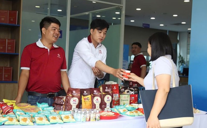 People are served free coffee and snacks at the Tay Tuu Ward Public Administration Center, Hanoi (photo taken on the morning of August 1, 2025). Photo: Cao Thom