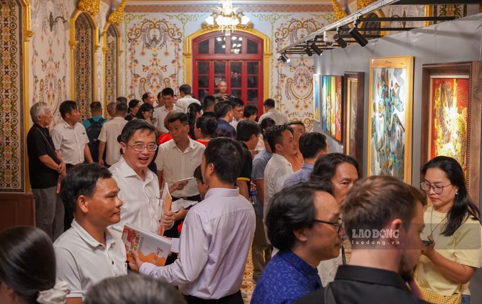 En la tarde del 1 de agosto, en el Palacio Kien Trung (Ciudad Imperial de Hue), el Centro de Conservación de Monumentos de Hue organizó la Exposición 