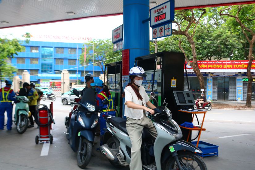 With the goal of reducing CO2 emissions and protecting the environment, E10 gasoline was well received by the people on the first day of sale. Photo: Tuyet Lan