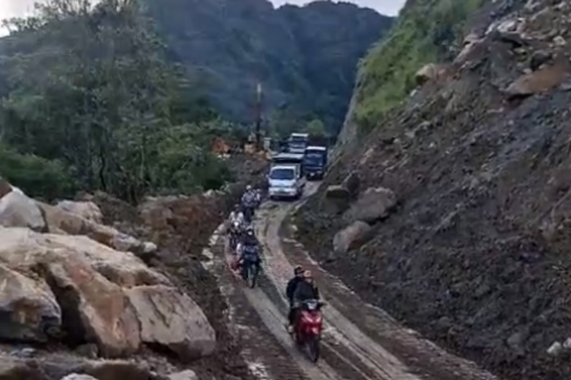地滑り対策が完了した後、国道279号線で移動する車両。写真:ディン・ダイ