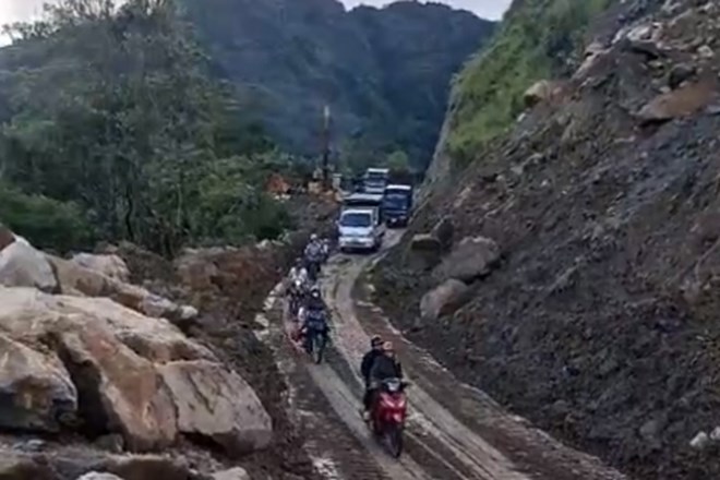Thông tuyến điểm sạt lở trên Quốc lộ 279 nối Lào Cai đi Lai Châu