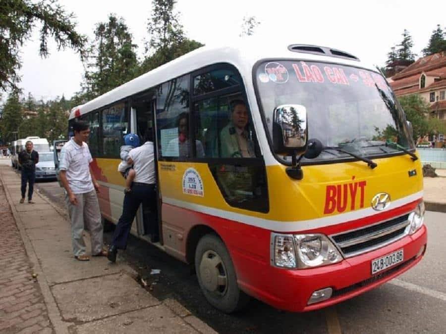 Nhieu nguoi lua chon xe buyt de di chuyen tu nha den noi lam viec. Anh: Cong TTDT tinh Lao Cai