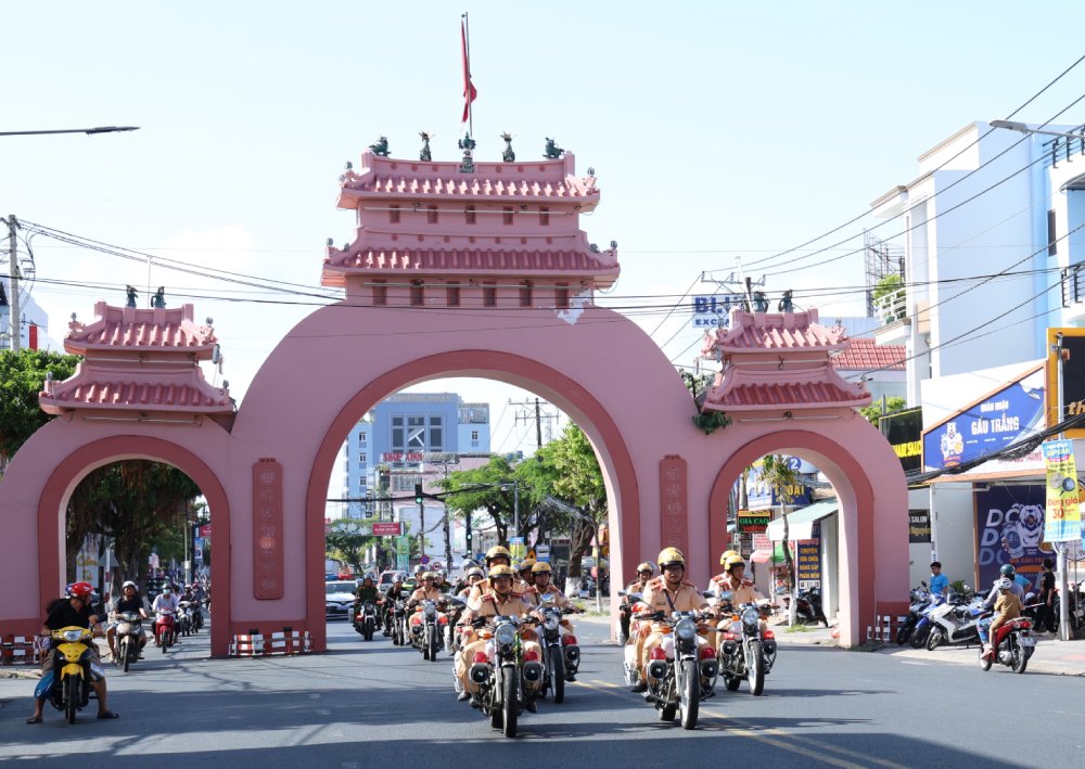 Les fonctionnaires et les soldats defilent apres la ceremonie de lancement de l'offensive de pointe pour attaquer et reprimer la criminalite.
