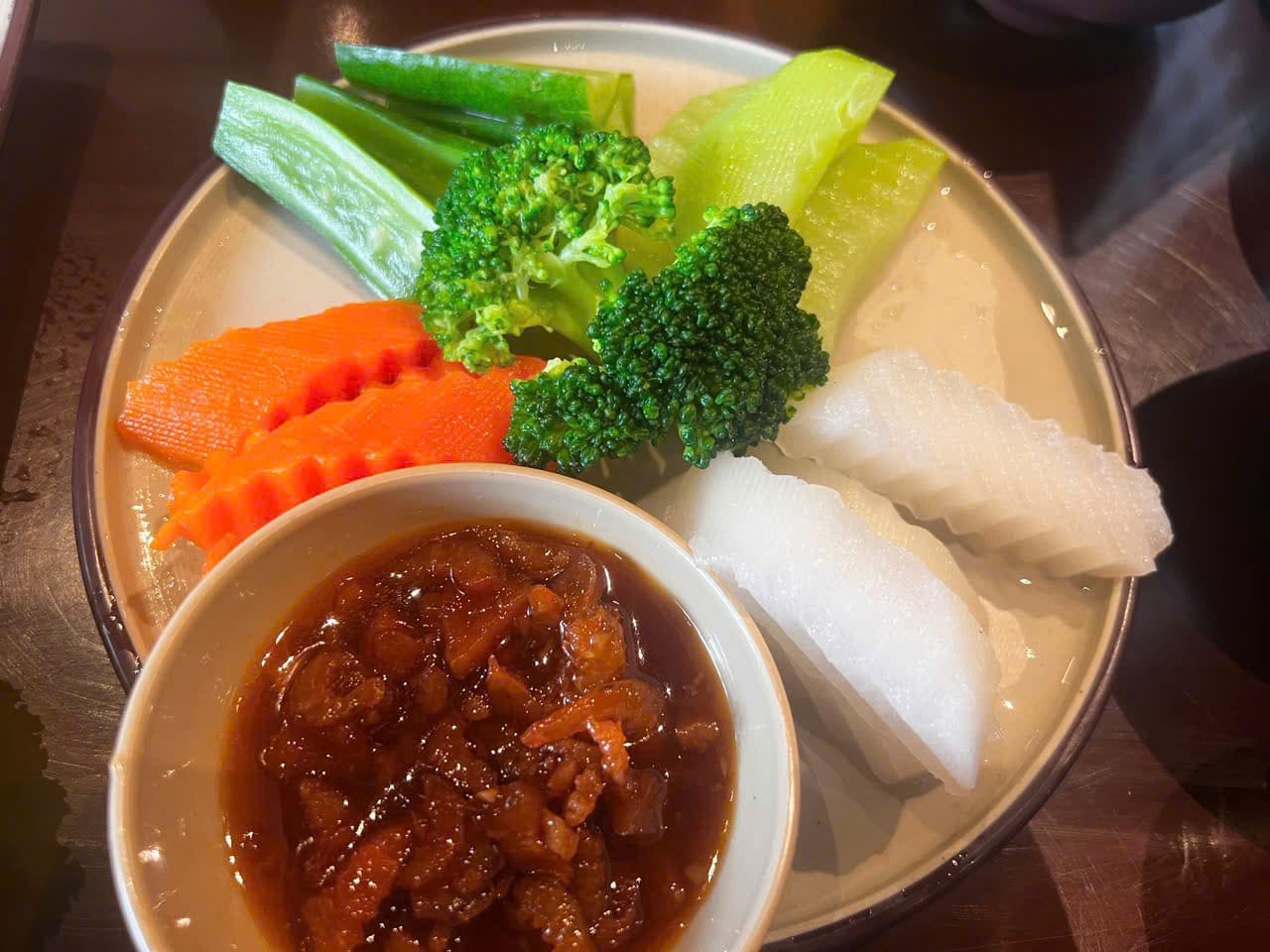 焼いた緑黄色野菜と焼いた卵を一緒に食べることは、心臓病患者に良い朝食です。写真:クアン・ミン.