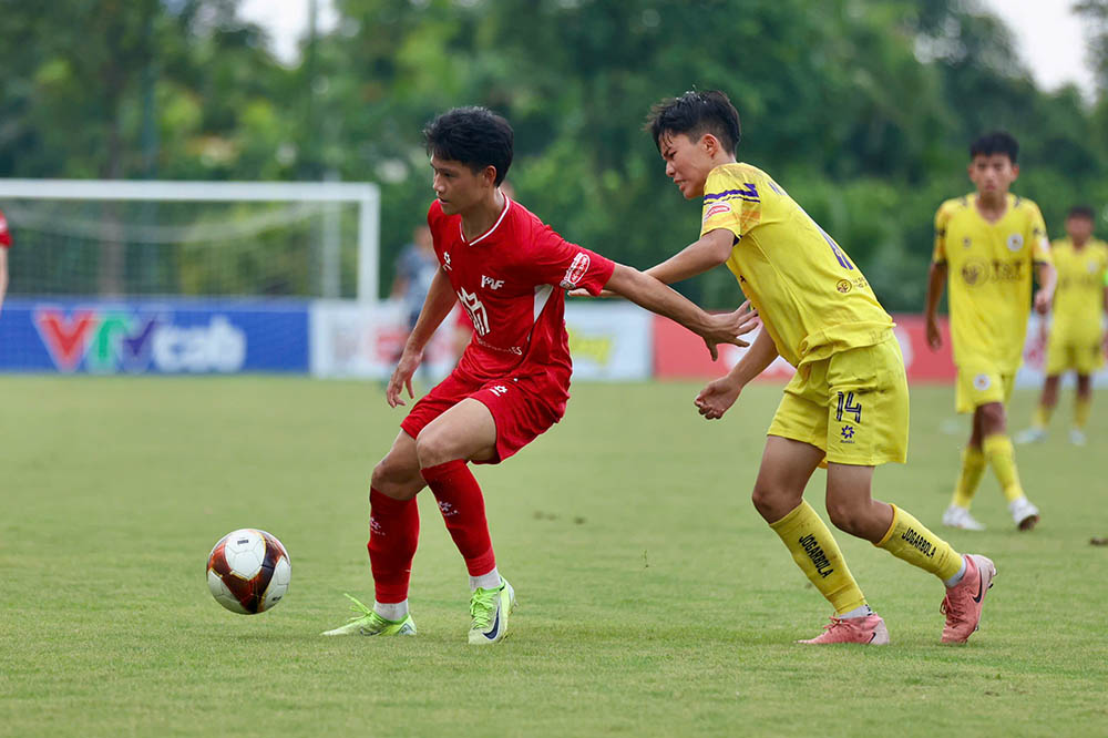 U15 PVF (ao do) thi dau ap dao truoc U15 Ha Noi. Anh: VFF