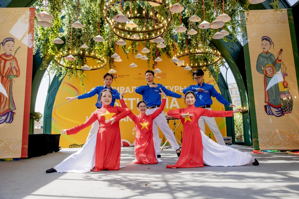 Vietnamese international students in Russia brought a special art performance at the Vietnam Cultural Festival 2025. Photo: Organizing Committee
