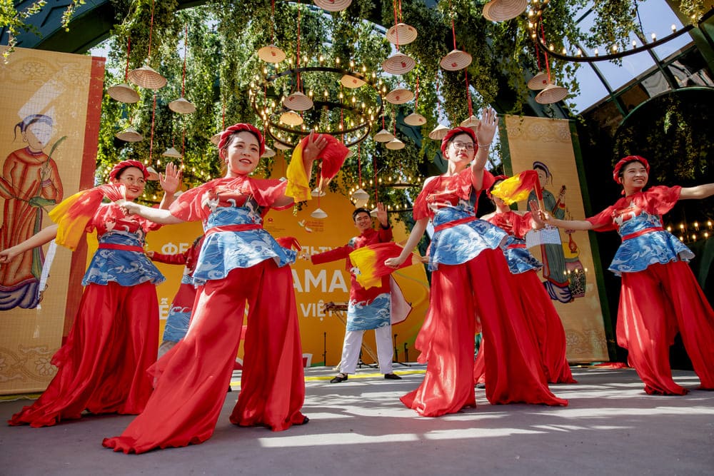 Nhieu hoat dong nam trong khuon kho su kien da dua van hoa va ve dep Viet Nam den gan hon voi ban be Nga.