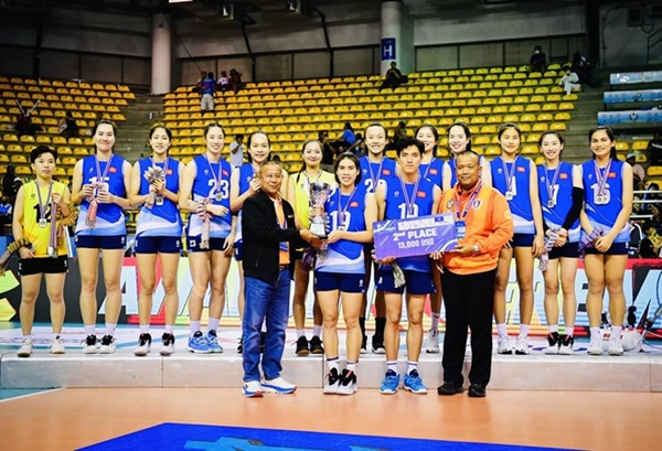 Nam 2024 doi tuyen bong chuyen nu Viet Nam nhan thuong giai SEA V.League o vi tri a quan. Anh: SEA V.League