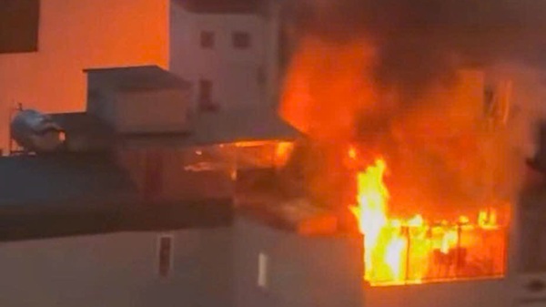 Fire on the rooftop of a building on Dich Vong Street. Photo: Thach Moc