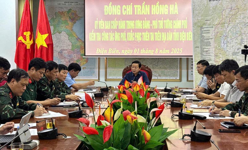 Pho Thu tuong Chinh phu Tran Hong Ha lam viec voi tinh Dien Bien ve chi dao khac phuc thien tai. Anh: Mai Phuong
