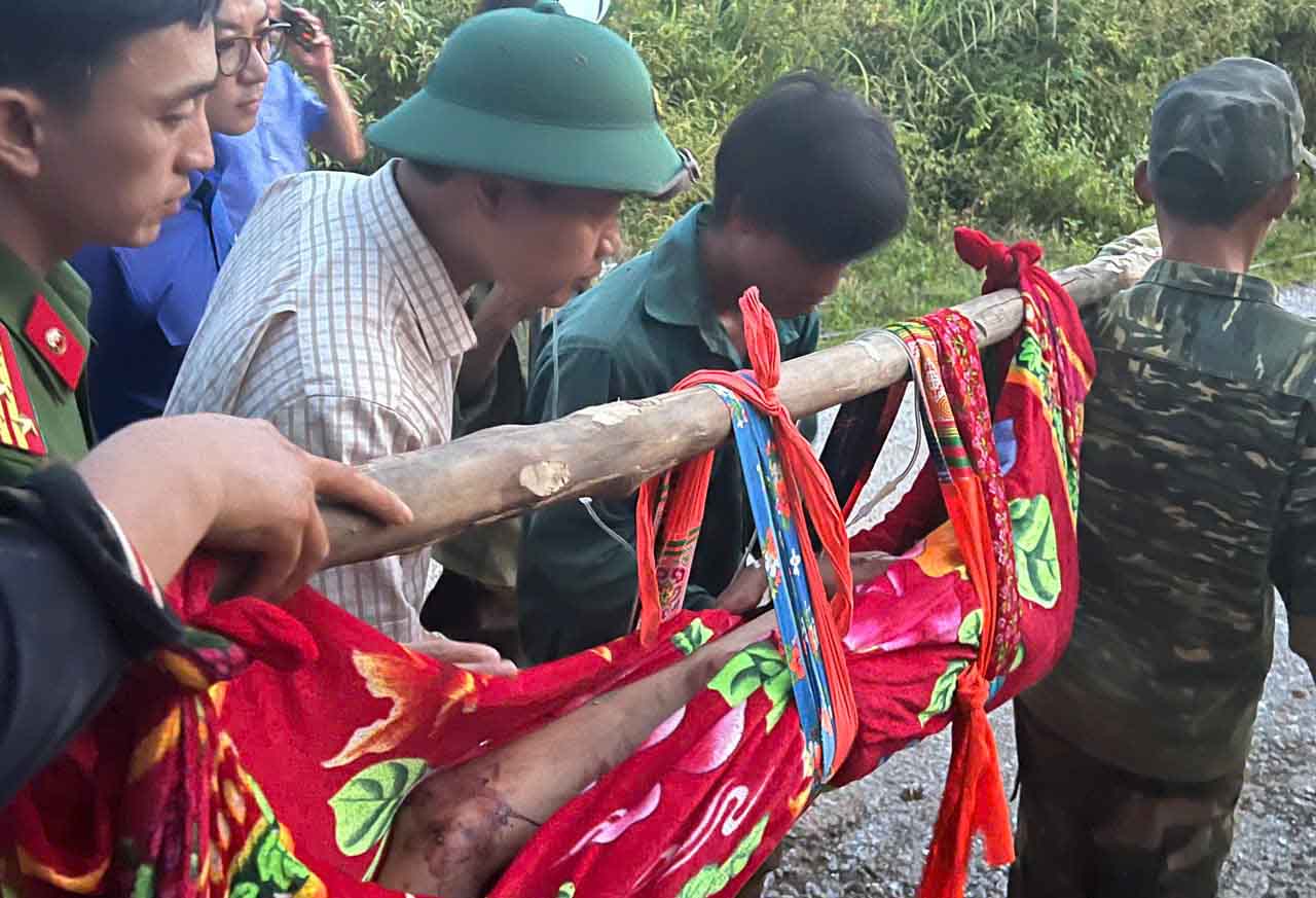 救助隊はディエンビエンで洪水で流された5人を救助しました。写真:Thanh Binh