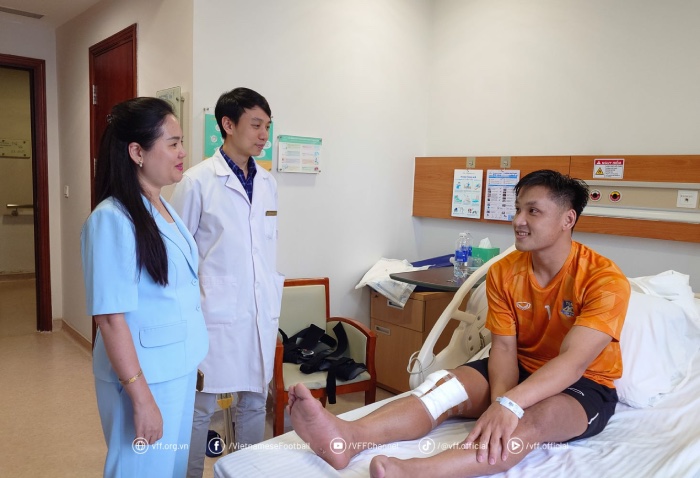 VFF Deputy General Secretary visited and encouraged goalkeeper Ho Van Y. Photo: VFF