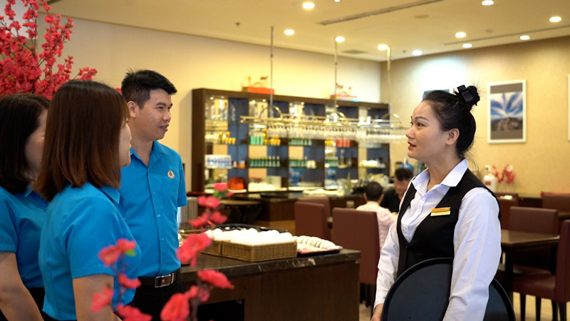 Union members of the grassroots union of Lao Cai International Hotel Joint Venture Company Limited under the Lao Cai Ward Union. Photo: Lan Huong