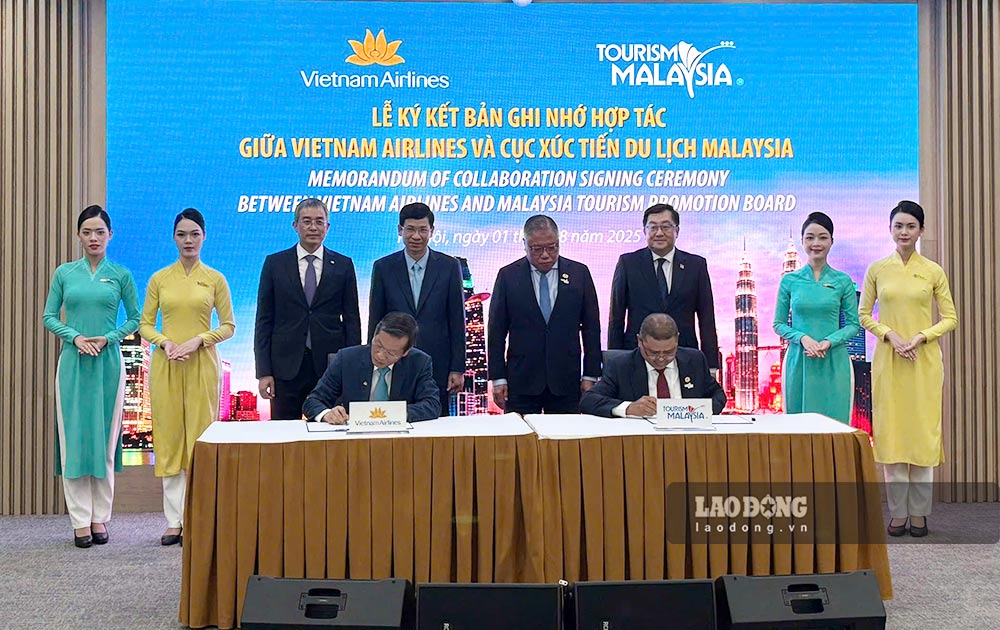 Ong Dang Anh Tuan - Pho Tong Giam doc Vietnam Airlines va ong Datuk Manoharan Periasamy - Tong cuc truong Cuc Xuc tien Du lich Malaysia ky ket hop tac. Anh: Pham Huyen