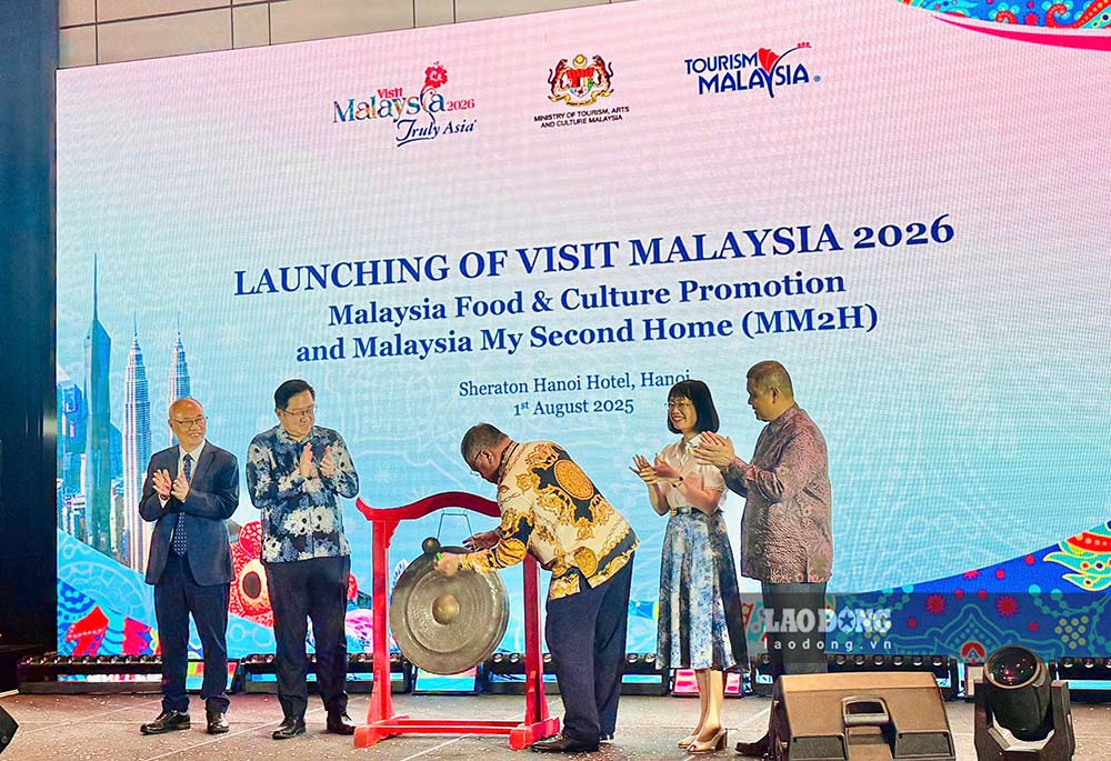 Mr. Dato' Sri Tiong King Sing - Minister of Tourism, Arts and Culture of Malaysia performed the launching ceremony of the 2026 Malaysia Tourism Year program in Hanoi. Photo: Nguyen Hai