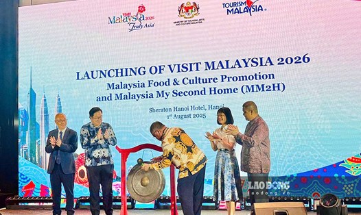 Ông Dato’ Sri Tiong King Sing - Bộ trưởng Du lịch, Nghệ thuật và Văn hóa Malaysia thực hiện nghi thức phát động chương trình Năm Du lịch Malaysia 2026 tại Hà Nội. Ảnh: Nguyễn Hải