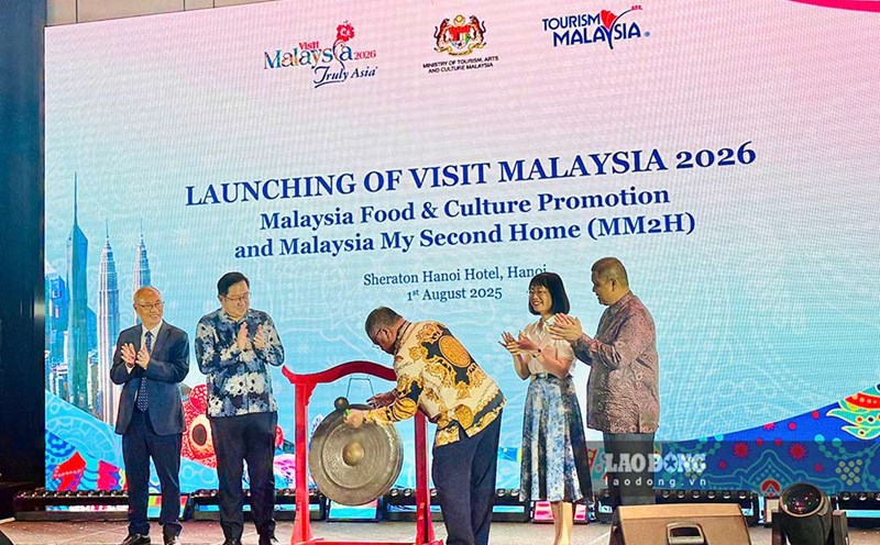Mr. Dato' Sri Tiong King Sing - Minister of Tourism, Arts and Culture of Malaysia performed the launching ceremony of the 2026 Malaysia Tourism Year program in Hanoi. Photo: Nguyen Hai